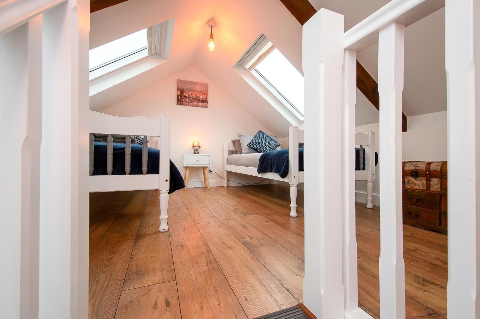 Casa One Hundred - A Beautiful 4 Bed House On The Beach Front Swansea Exterior photo