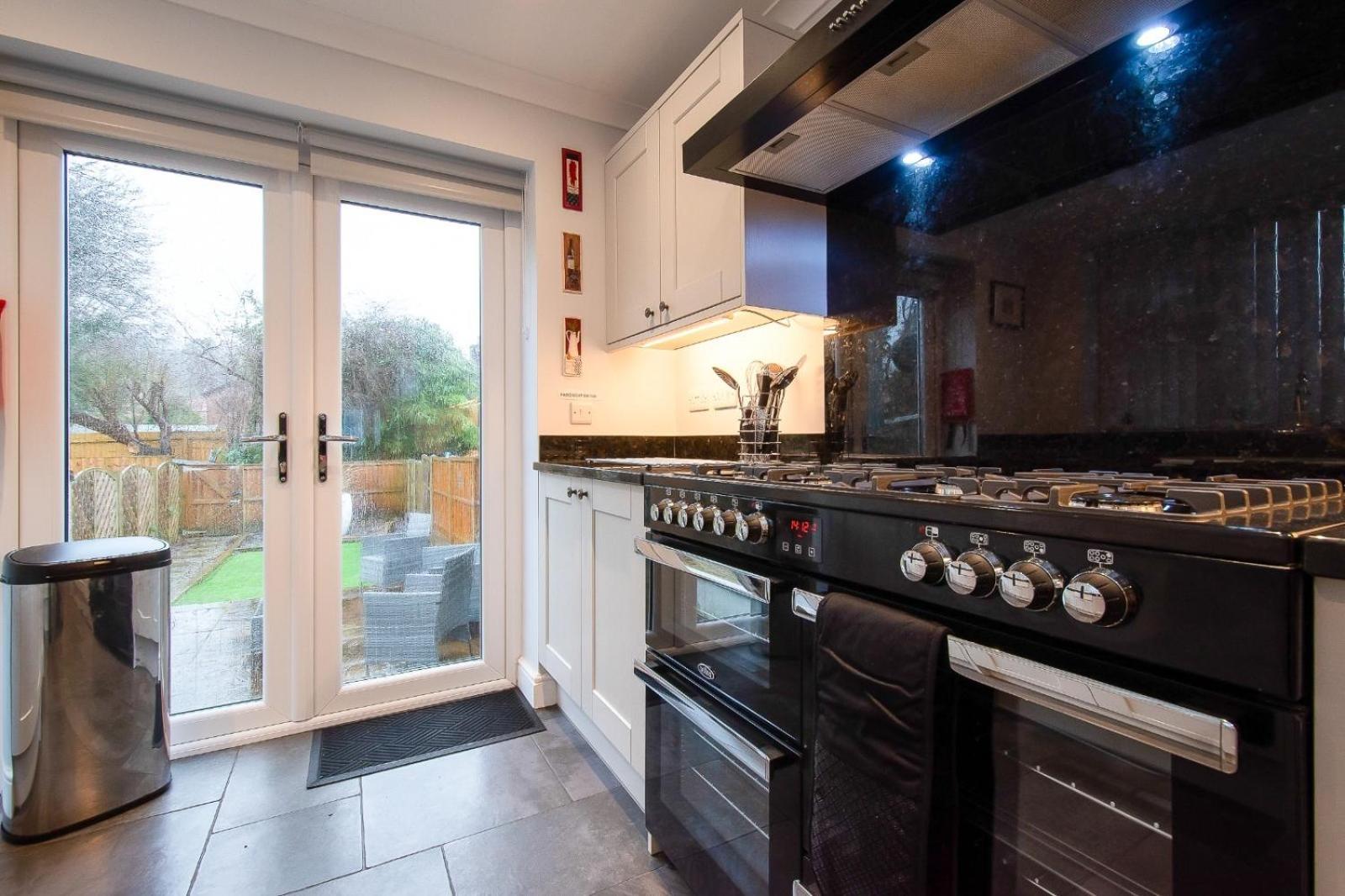 Casa One Hundred - A Beautiful 4 Bed House On The Beach Front Swansea Exterior photo