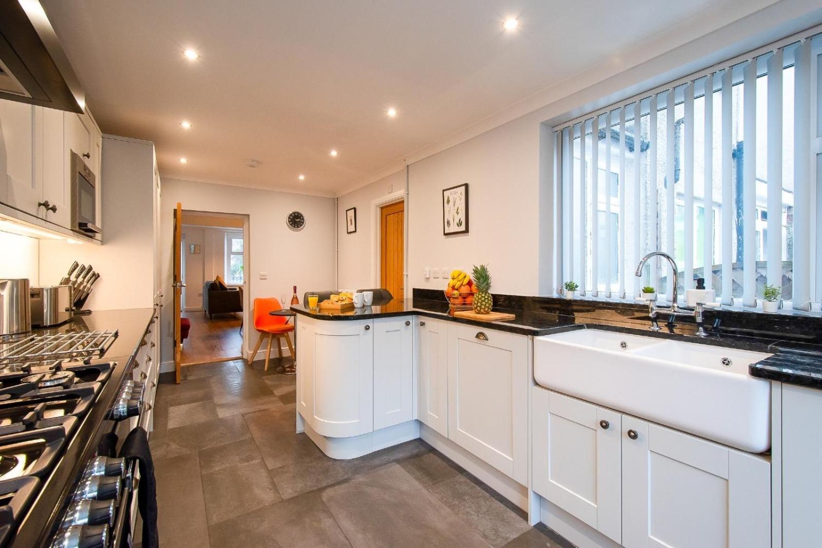 Casa One Hundred - A Beautiful 4 Bed House On The Beach Front Swansea Exterior photo