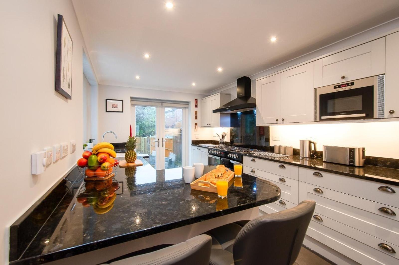 Casa One Hundred - A Beautiful 4 Bed House On The Beach Front Swansea Exterior photo